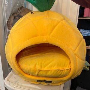 Pineapple cat bed